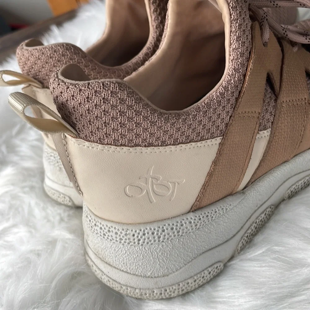 OTBT unison sneaker salmon blush EUC‎ Size 9